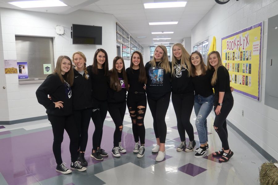 A group of sophomores pose for a group picture on Blackout Day.