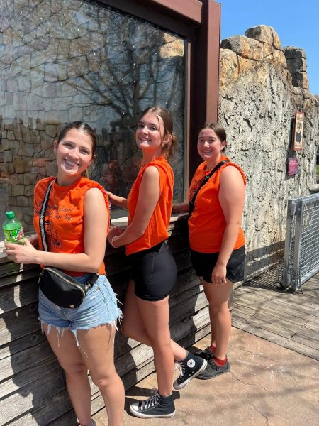 Seniors Take Trip to the Zoo